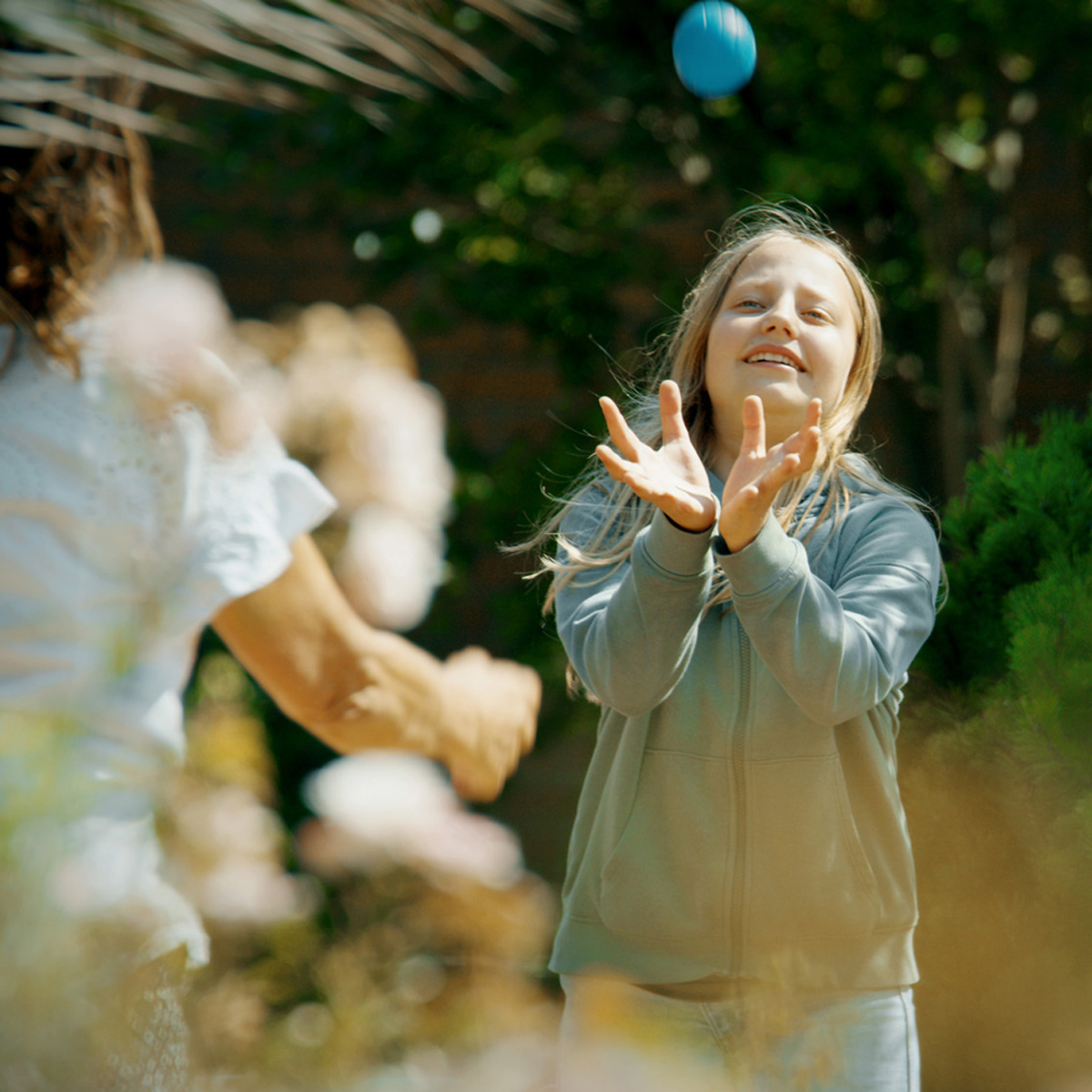 maedchen-spielen-ball-und-lachen